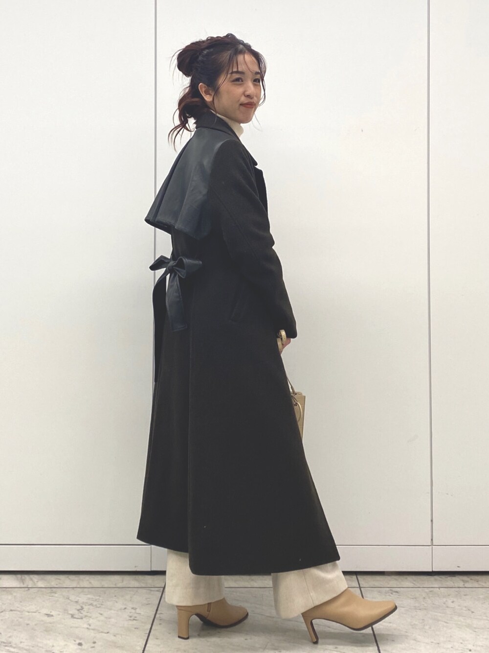 「カジュアルコーデ、ニットコーデ、きれいめカジュアル、大人カジュアル、大人コーデ、パンツスタイル、アイボリー、タートルネック」｜「Andemiuのレザーキリカエコート920497（その他アウター、ブルー系）」を使った、Andemiu STAFFさん（レディース・158cm）の秋コーディネートの1枚目の写真