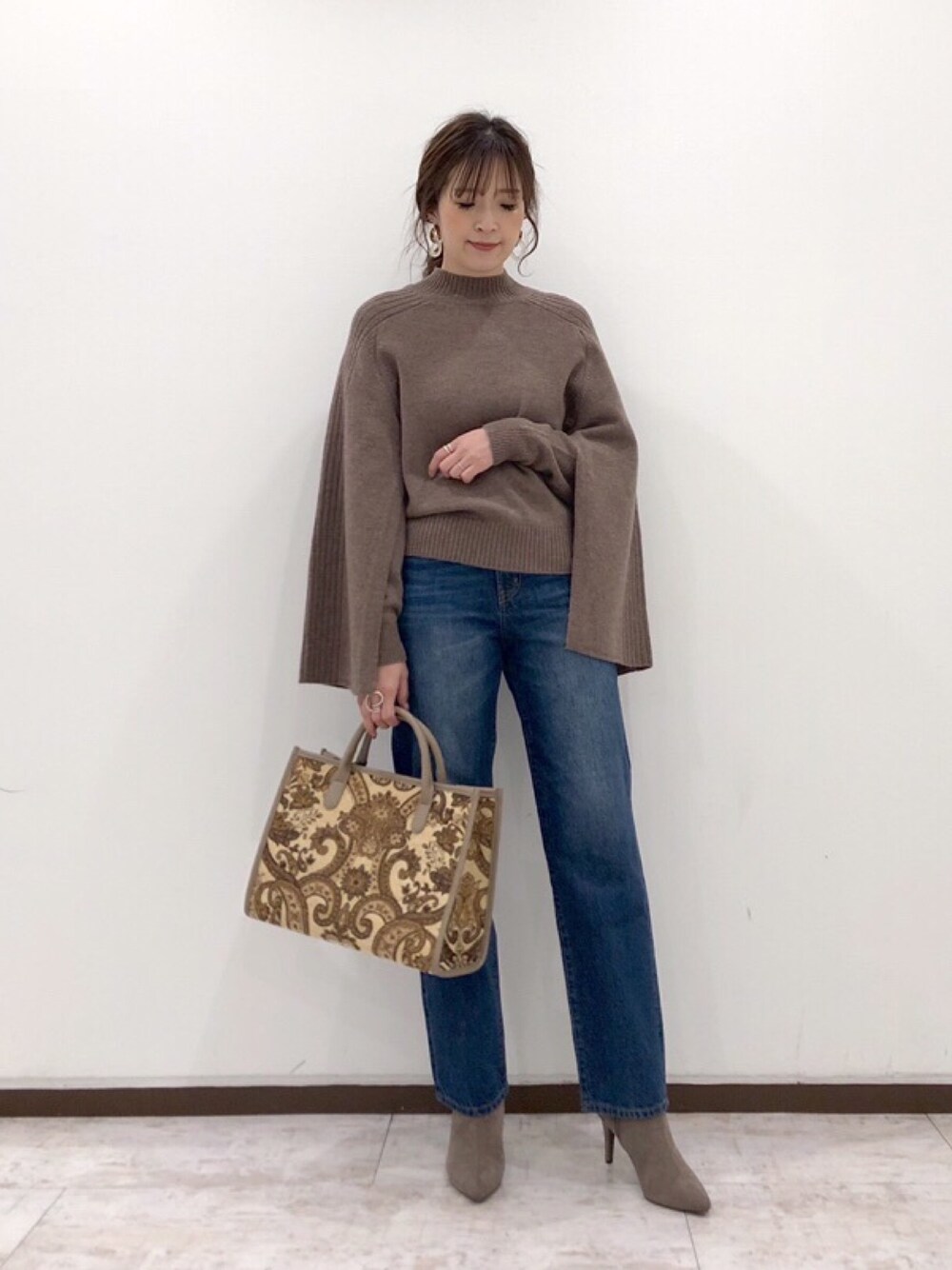「秋コーデ、大人カジュアル、シンプルコーデ、ブラウンコーデ、デニム、袖ボリューム、ブラウン、ブラウンニット、ペイズリー、トートバッグ」｜「Andemiuのケープポンチョフウニット918647（ニット/セーター、ブラウン系）」を使った、Andemiu STAFFさん（レディース・163cm）の秋コーディネートの1枚目の写真