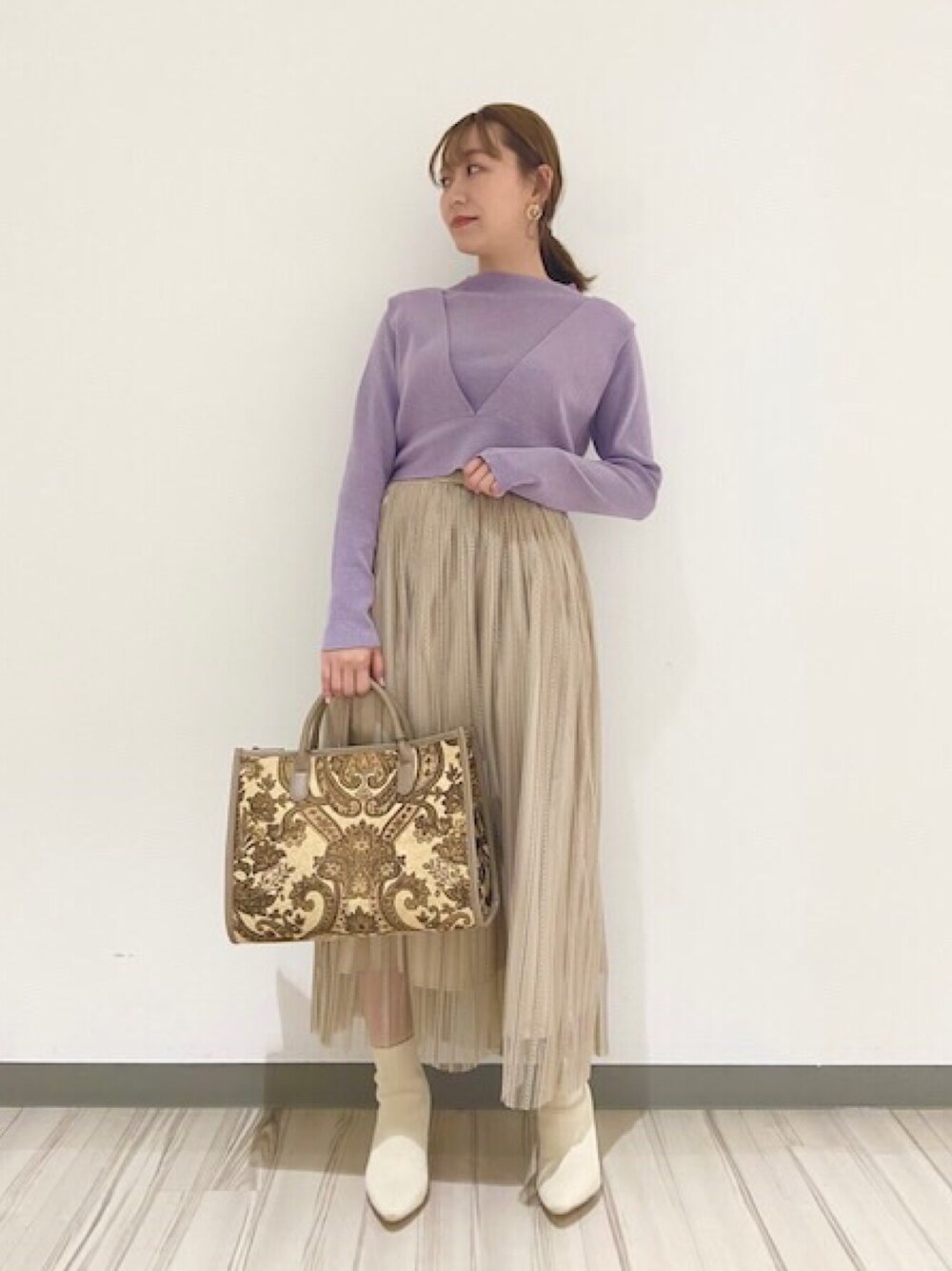 「大人カジュアル、シンプル、オトナ女子、ハイネックニット、くすみカラー、ベスト、プリーツスカート、ベージュ」｜「AndemiuのウォッシャブルベストSETニット918650（ニット/セーター、パープル系）」を使った、Andemiu STAFFさん（レディース・157cm）の秋コーディネートの1枚目の写真