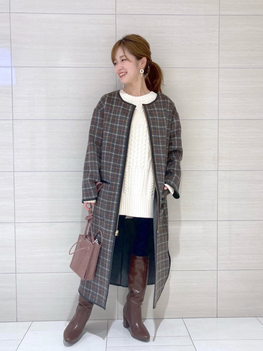 「秋冬コーデ、大人コーデ、大人カジュアル、カジュアル、チェック柄、コート、パッチワーク、白ニット、ロングブーツ」｜「Andemiuのパッチワークニット918648（ニット/セーター、ホワイト系）」を使った、Andemiu STAFFさん（レディース・156cm）の冬コーディネートの1枚目の写真