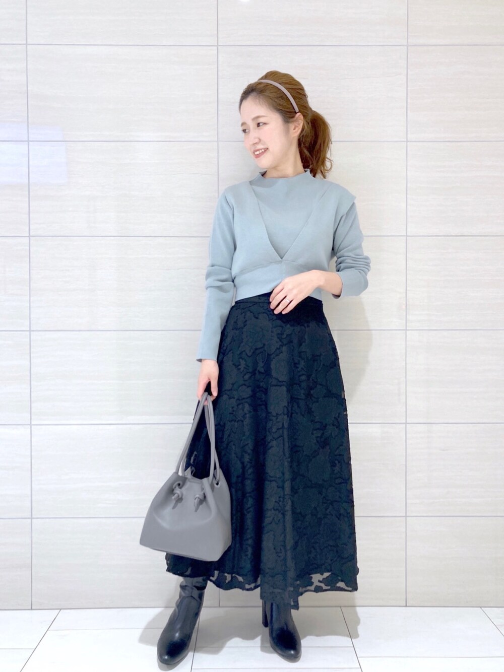 「秋冬コーデ、大人女子、レイヤード、花柄スカート、ジャガード、ロングブーツ、カチューシャ」｜「AndemiuのウォッシャブルベストSETニット918650（ニット/セーター、グリーン系）」を使った、Andemiu STAFFさん（レディース・156cm）の冬コーディネートの1枚目の写真