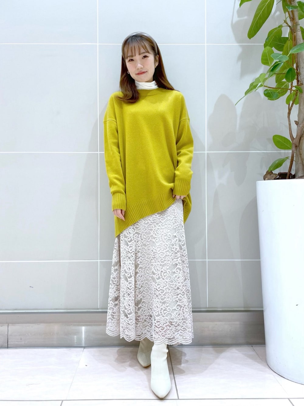 「冬、オトナ女子、ニット、レイヤードスタイル、タートルネック、スカート、レーススカート、マスタード」｜「Andemiuのルーズシルエットニット916612（ニット/セーター、イエロー系）」を使った、Andemiu STAFFさん（レディース・160cm）の冬コーディネートの1枚目の写真