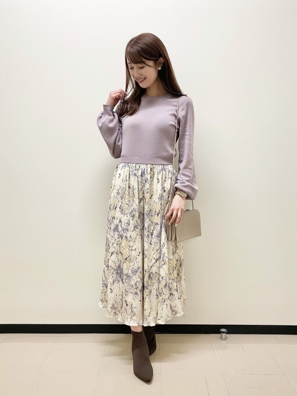 「大人カジュアル、オトナ女子、ニットコーデ、ドッキングワンピ、花柄、ワンピース、デート、フェミニン、パステルカラー」｜「Andemiuのボカシガラドッキングワンピース929578（ワンピース、パープル系）」を使った、Andemiu STAFFさん（レディース・164cm）の冬コーディネートの1枚目の写真