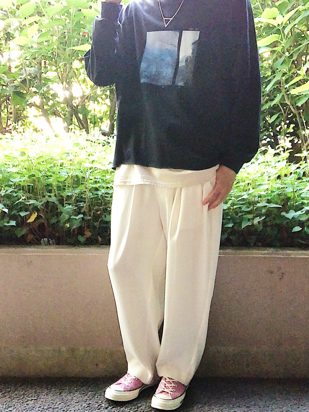 「converse、JOHN LAWRENCE SULLIVAN、レイヤードスタイル、グラフィック、白パンツ、夏コーデ、Lui's、CLANE、ct70、CLANEHOMME」｜「CLANEの【CLANE HOMME×Lui's/クラネ オム×ルイス】 フォトプリントロングTシャツ（Tシャツ/カットソー、ブラック系）」を使った、juuuuuun1126さん（メンズ・180cm）の夏コーディネートの1枚目の写真