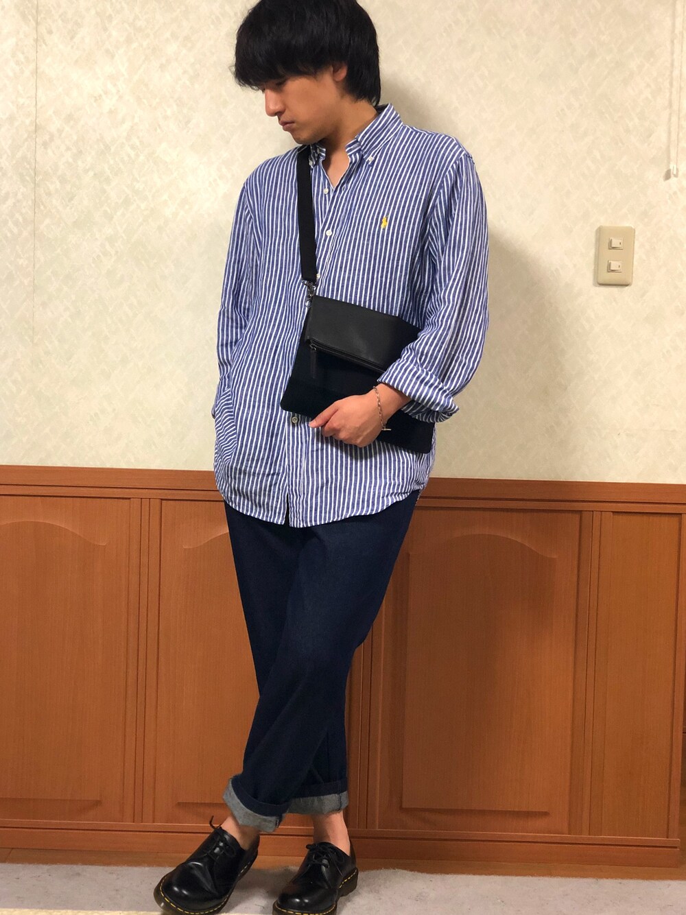 ブルー系のシャツ/ブラウス、ブルー系のデニムパンツ、ブラック系のドレスシューズを着用したメンズの夏コーディネートの1枚目の写真