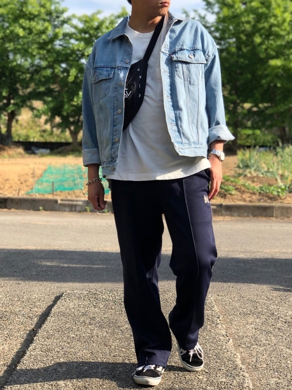 ブルー系のデニムジャケット、ホワイト系のTシャツ/カットソー、ブルー系のパンツを着用したメンズの夏コーディネートの1枚目の写真