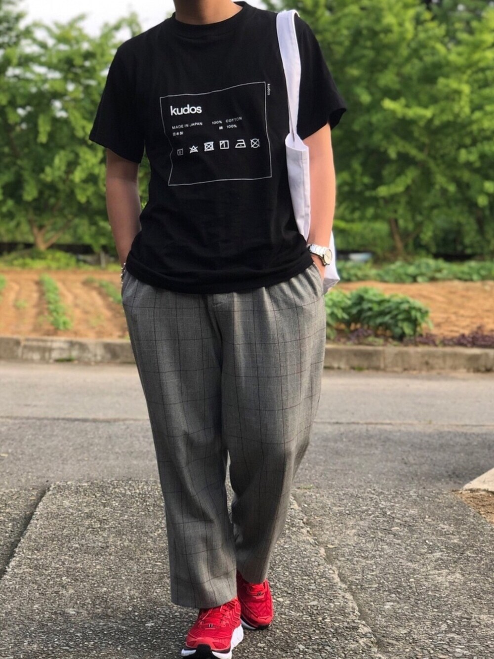 ブラック系のTシャツ/カットソー、その他のその他パンツ、レッド系のスニーカーを着用したメンズの夏コーディネートの1枚目の写真
