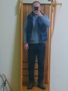 「UNIQLO（ユニクロ）のアイテム（ニット/セーター、グレー系）」を使った、大嶌康正さん（メンズ・182cm）の春コーディネート