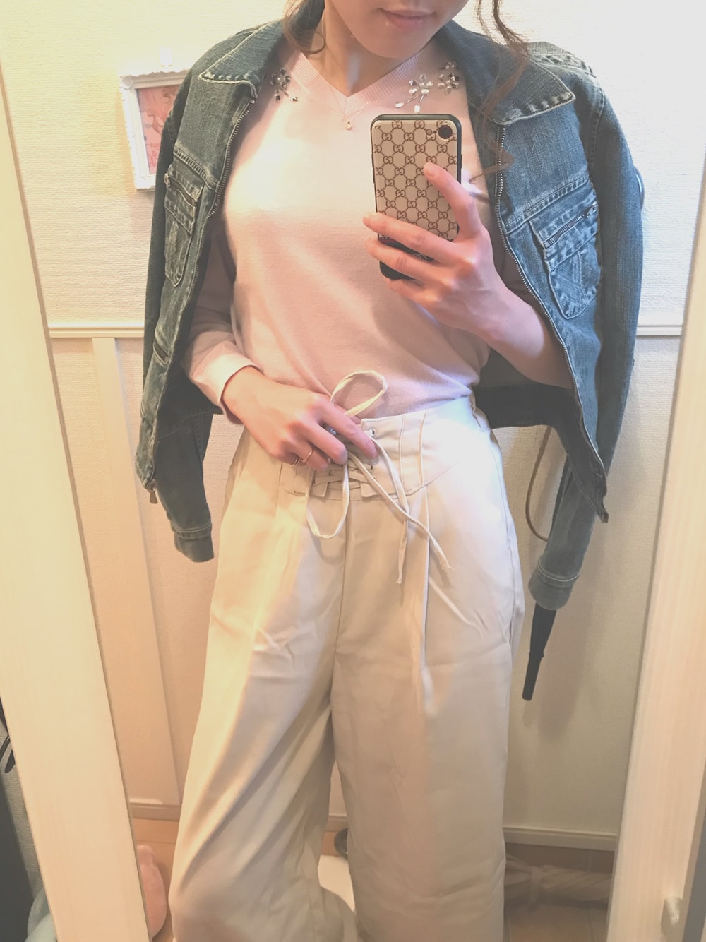 「休日スタイル、シンプル、お花見、プチプラ、カジュアルコーデ、ootd、spring、ピンク、ラフ、デニムジャケット」｜「VERSACEのアイテム（デニムジャケット、ブルー系）」を使った、Rさん（レディース・162cm）の春コーディネートの1枚目の写真