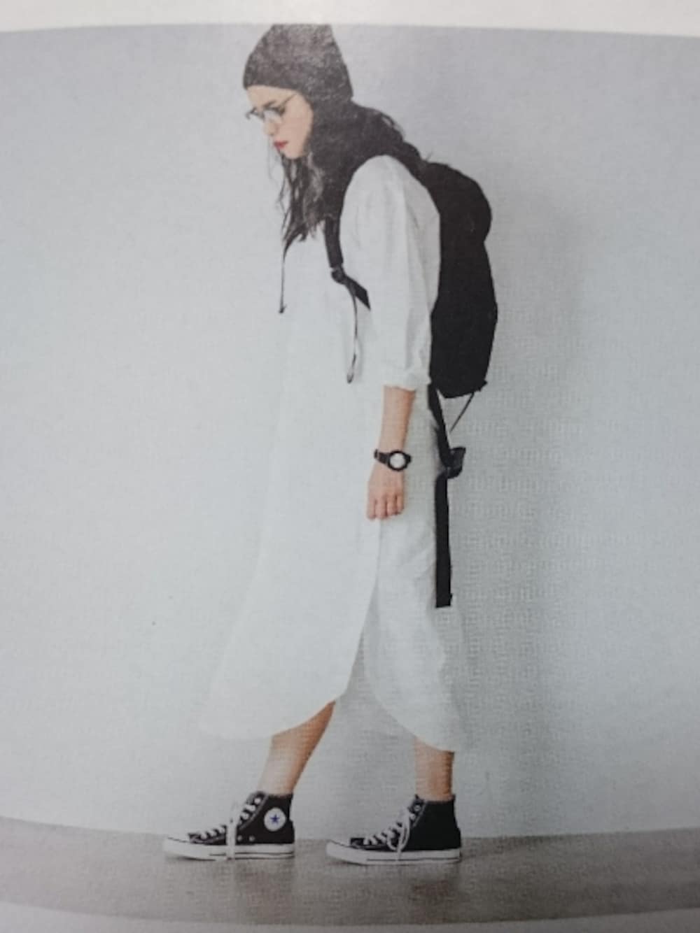 「シャツワンピ、モノトーン、黒リュック、黒スニーカー」｜「minaのアイテム（雑誌、その他）」を使った、yさん（レディース・164cm）の秋コーディネートの1枚目の写真