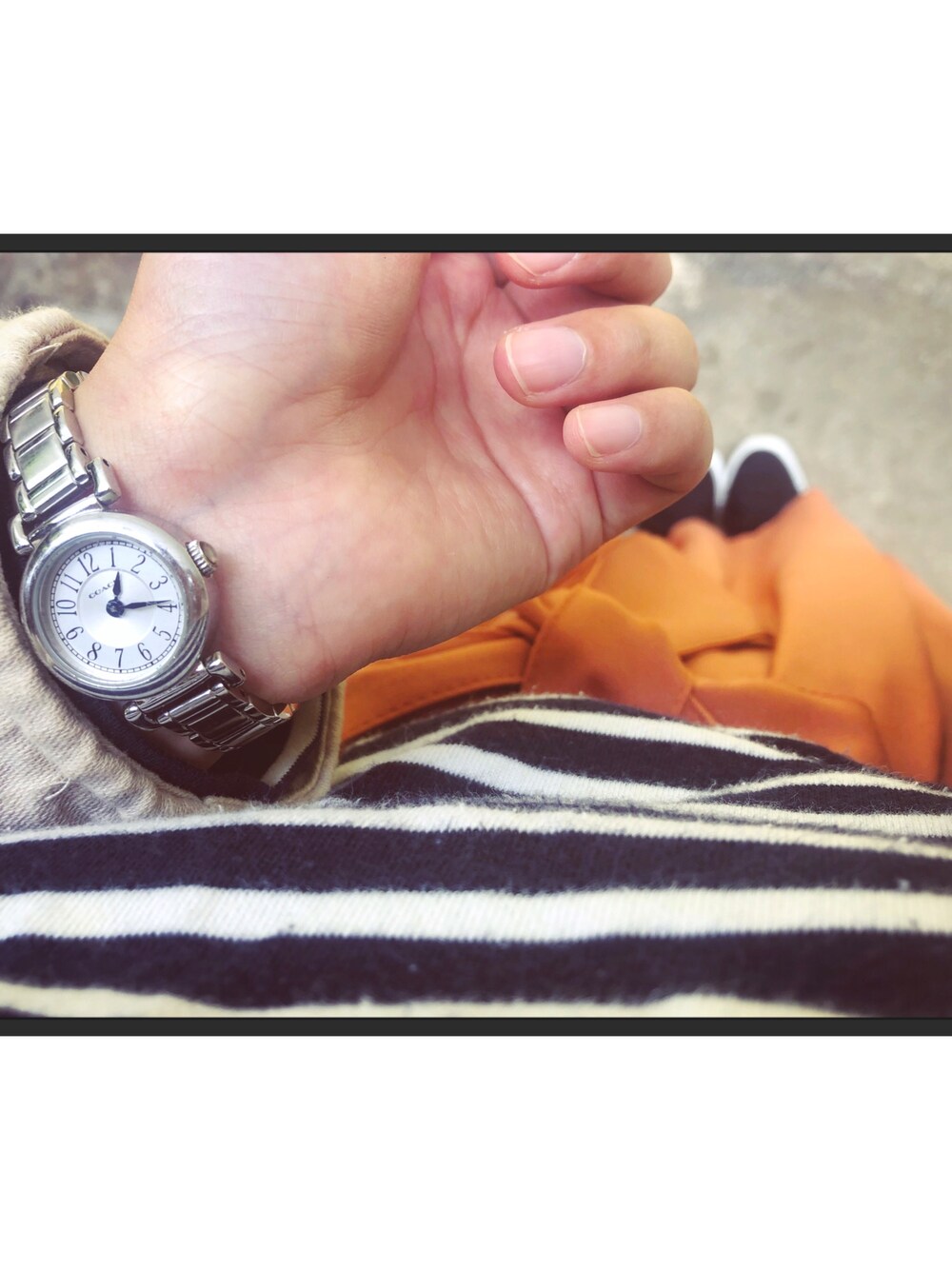 ブラック系のスニーカー、オレンジ系のその他パンツ、ブルー系のTシャツ/カットソーを着用したレディースの春コーディネートの1枚目の写真