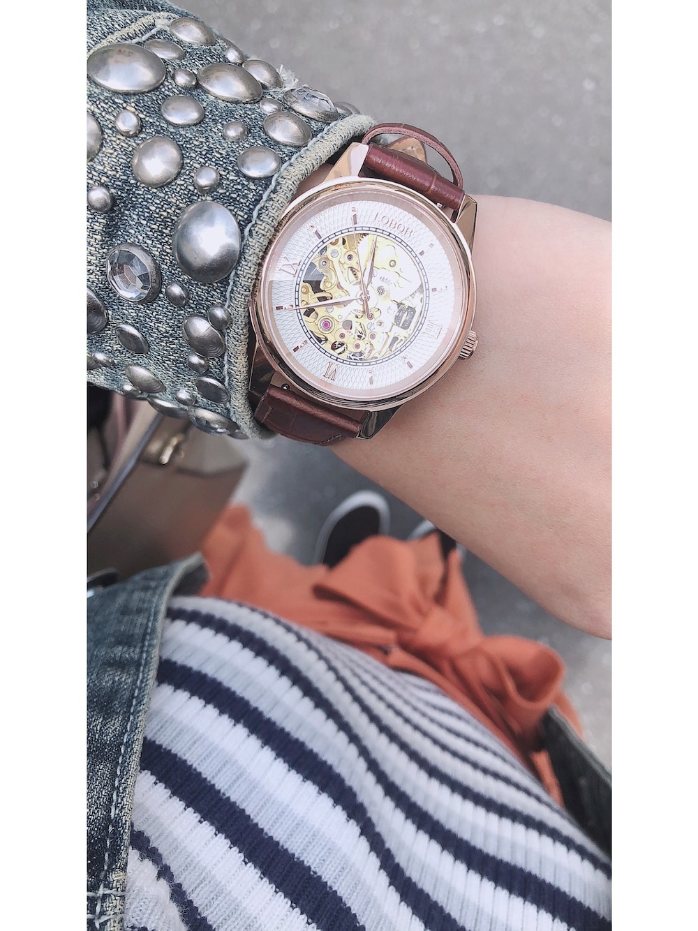 「時計、腕時計、ボーダー、シンプルコーデ、ワイドパンツ、スニーカー、パンツスタイル、デニムジャケット、春、プチプラコーデ」｜「LOBORの<LOBOR/ロバー>DYNASTY COLLECTION/ダイナスティコレクション レザーベルト 40mm（アナログ腕時計、ブラウン系）」を使った、超骨ストのRicoさん（レディース・157cm）の春コーディネートの1枚目の写真