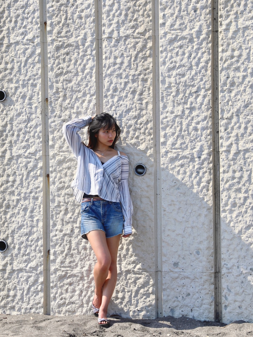 「シンプルコーデ、オトナカジュアル、夏、夏コーデ、シャツスタイル、ストライプ、ショートパンツ、サンダル、ブラウス、オフショル」｜「TIFFANY&Co.のアイテム（ネックレス、シルバー系）」を使った、超骨ストのRicoさん（レディース・157cm）の春コーディネートの1枚目の写真