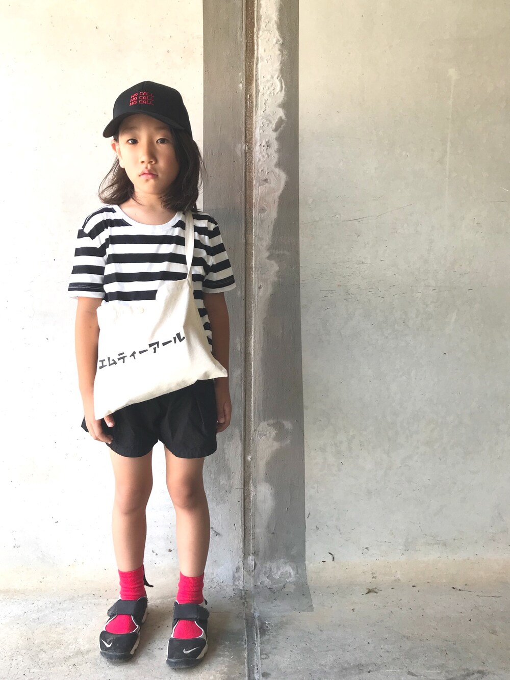 「カタカナ、サコッシュ、ボーダー、男の子、男の子コーデ、kidsfashion、キッズコーデ」｜「無印良品のアイテム（Tシャツ/カットソー、ホワイト系）」を使った、mcmong.さん（キッズ・120cm）の夏コーディネートの1枚目の写真