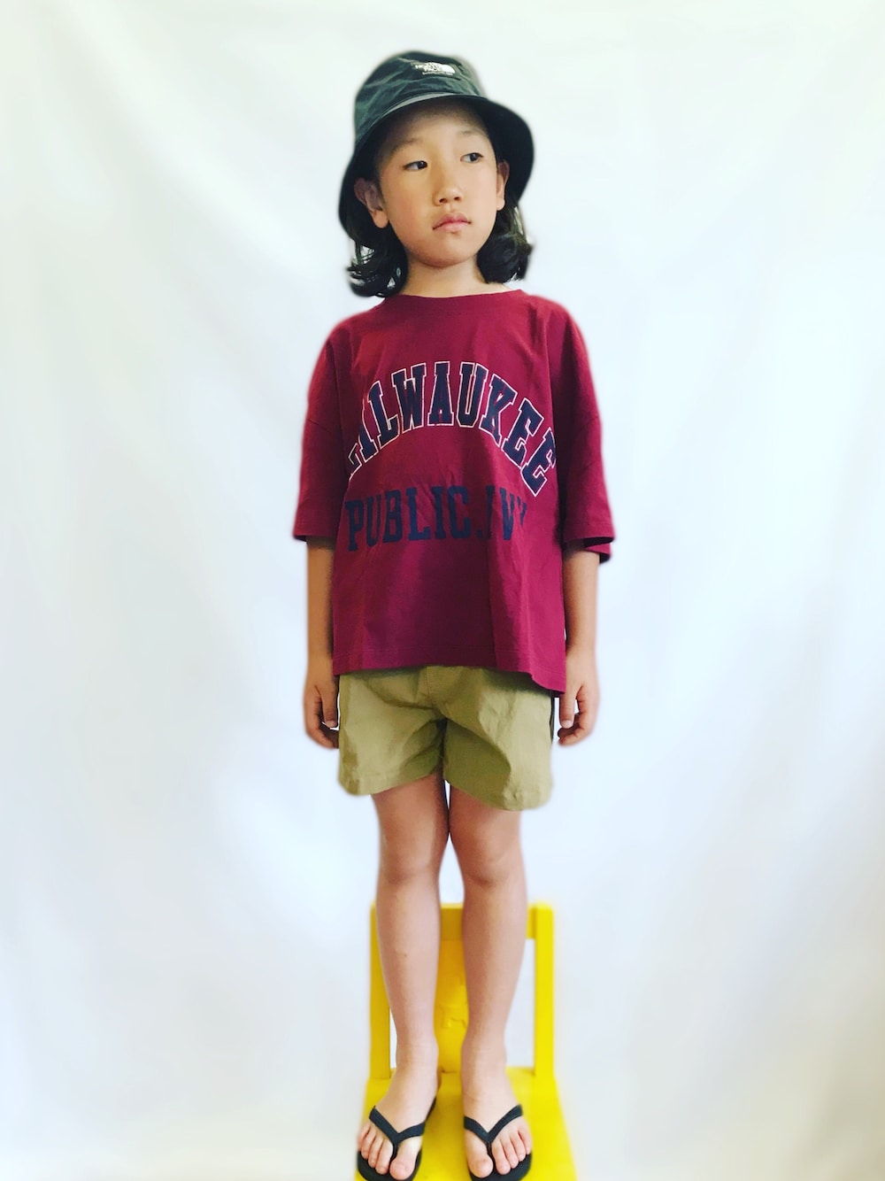 「カジュアル、キッズコーデ、キッズファッション、おとこのこ、男の子、ショートパンツ、ビーチサンダル、バケットハット、THE NORTH FACE、男の子コーデ」｜「THE NORTH FACEのザ・ノースフェイス / キャンプサイドハット（ユニセックス）（ハット、ブラック系）」を使った、mcmong.さん（キッズ・128cm）の夏コーディネートの1枚目の写真