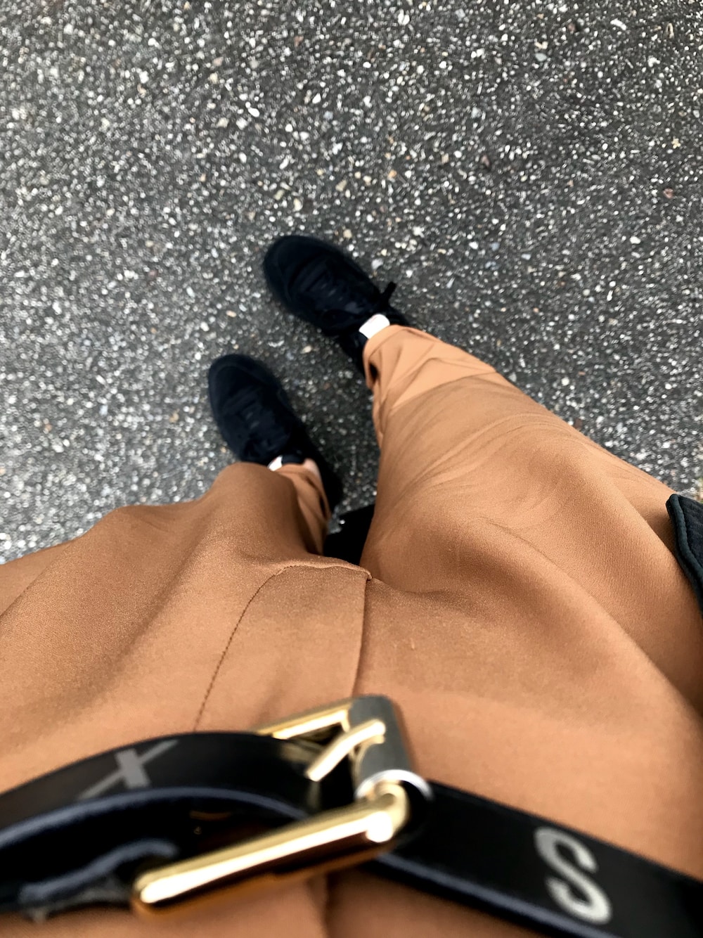 「BLACK COMME des GARCONSのアイテム（スニーカー、ブラック系）」を使った、Meg Iwamotoさん（レディース・162cm）の秋コーディネートの1枚目の写真