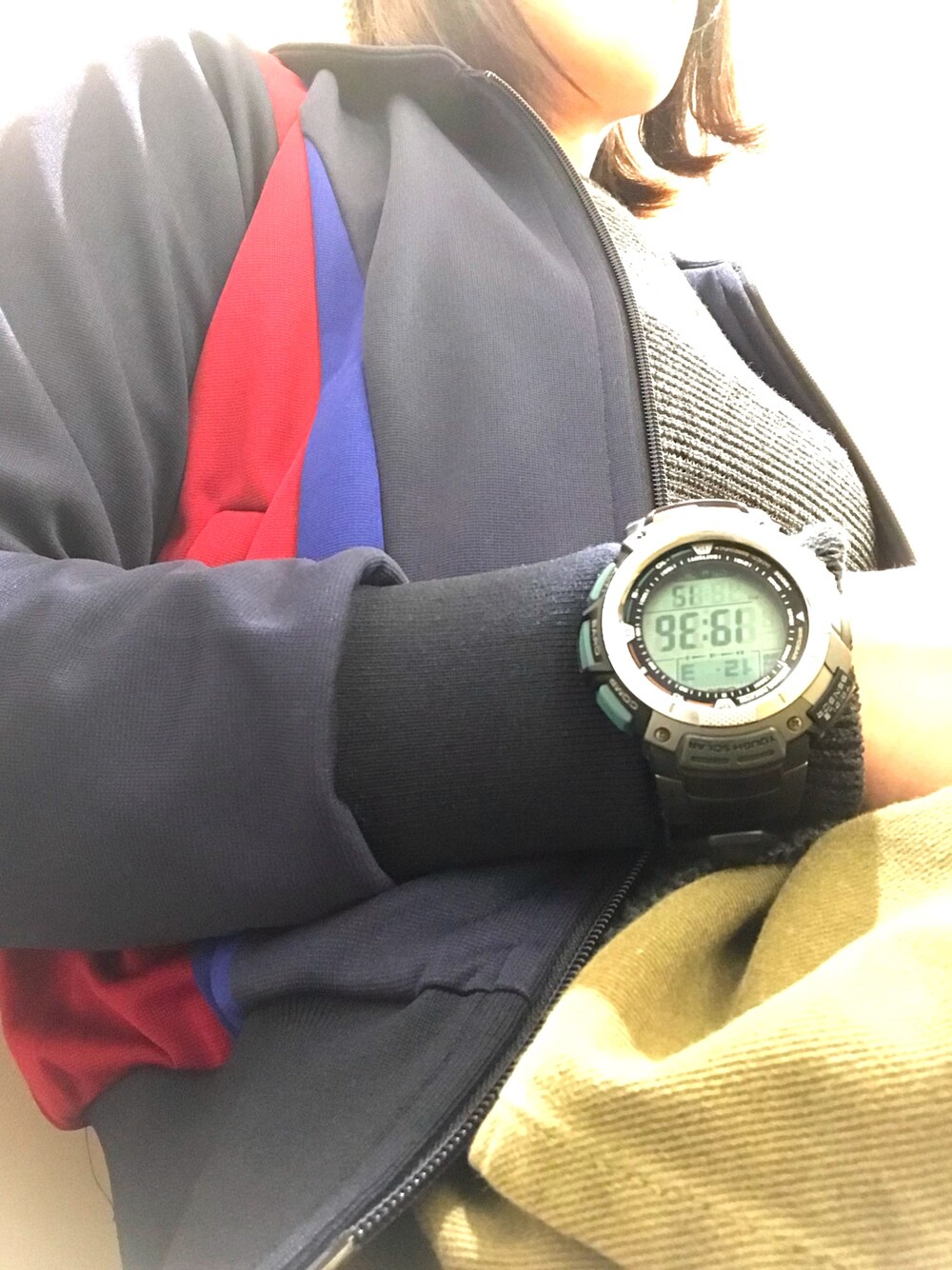ブルー系のその他アウター、グレー系のニット/セーター、その他のその他パンツを着用したレディースの冬コーディネートの1枚目の写真