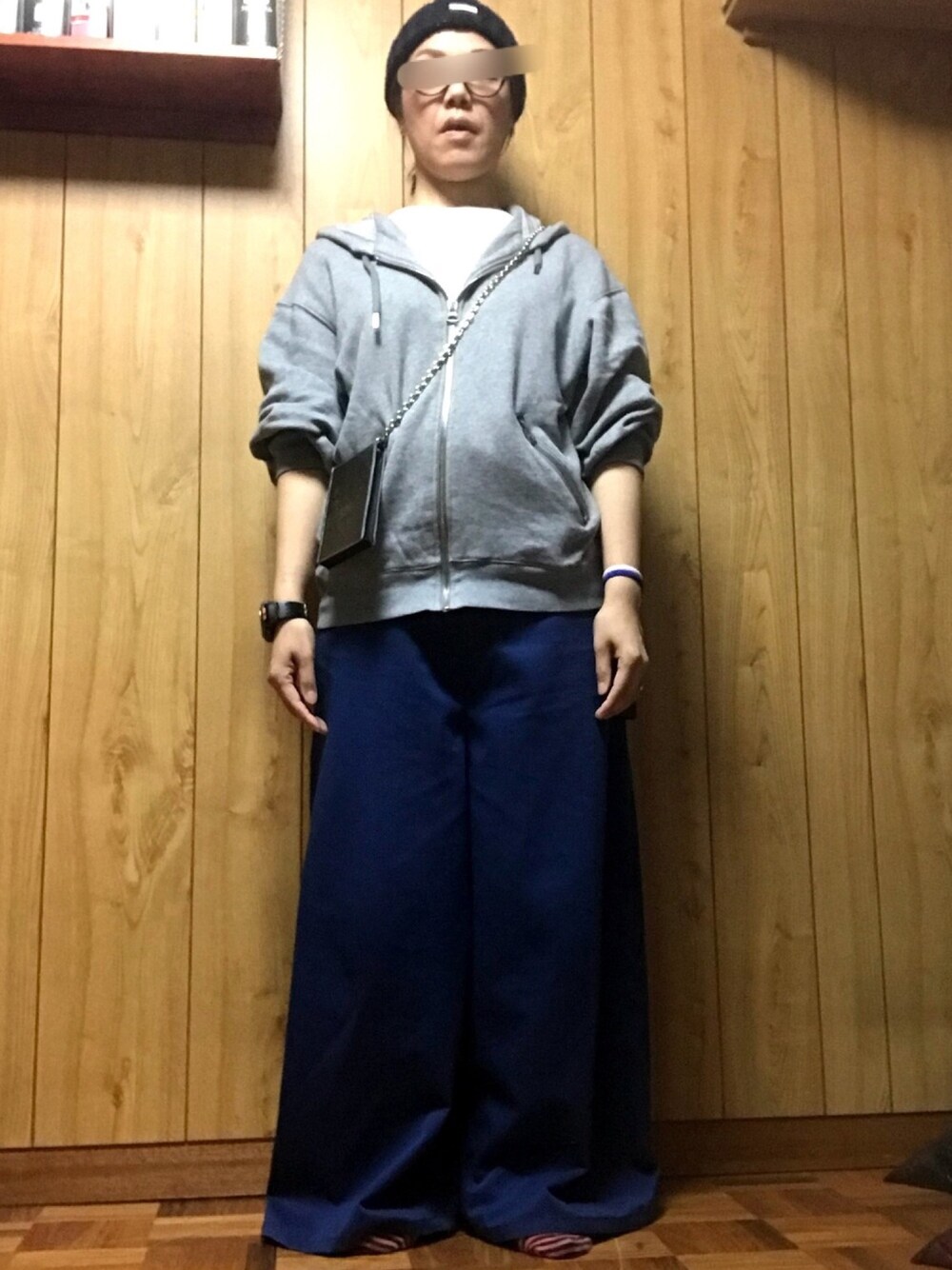 「DIESELのアイテム（ニットキャップ/ビーニー、ブルー系）」を使った、Meg Iwamotoさん（レディース・163cm）の春コーディネートの1枚目の写真