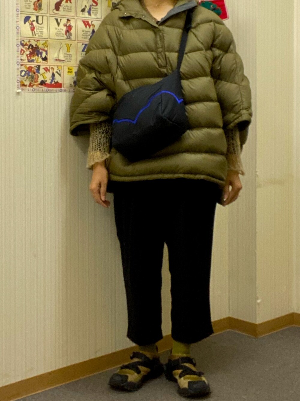 「THE NORTH FACEのザ・ノース・フェイス ウィメンズ ダウンポンチョ / ピローチョ（ポンチョ、グリーン系）」を使った、Meg Iwamotoさん（レディース・163cm）の冬コーディネートの1枚目の写真