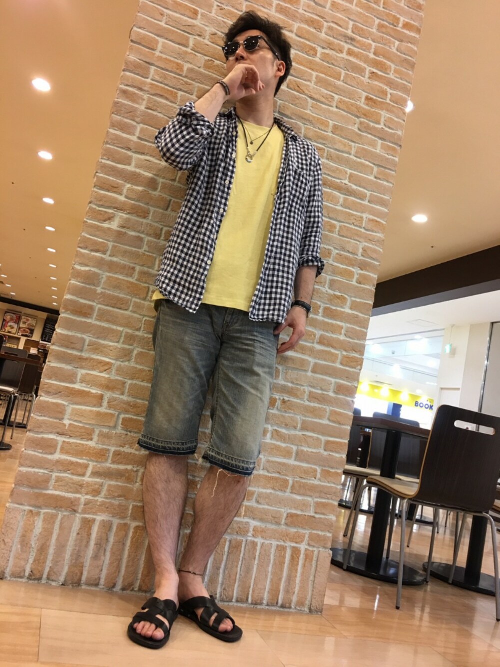 「チェック柄、夏、休日スタイル、大人カジュアル、サングラス、サンダル、イエロー、Tシャツ、デニム」｜「AZUL by moussyのハーフリムレオパードテンプルサングラス（サングラス、ブラック系）」を使った、新☆山さん（メンズ・182cm）の夏コーディネートの1枚目の写真