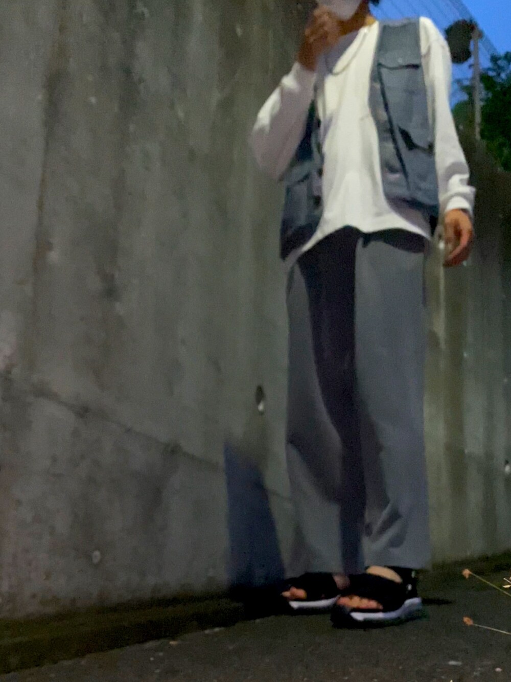 「夏コーデ、オーバーサイズ、サンダル」｜「古着のアイテム（ベスト、ブルー系）」を使った、しょうゆさん（メンズ・180cm）の夏コーディネートの1枚目の写真