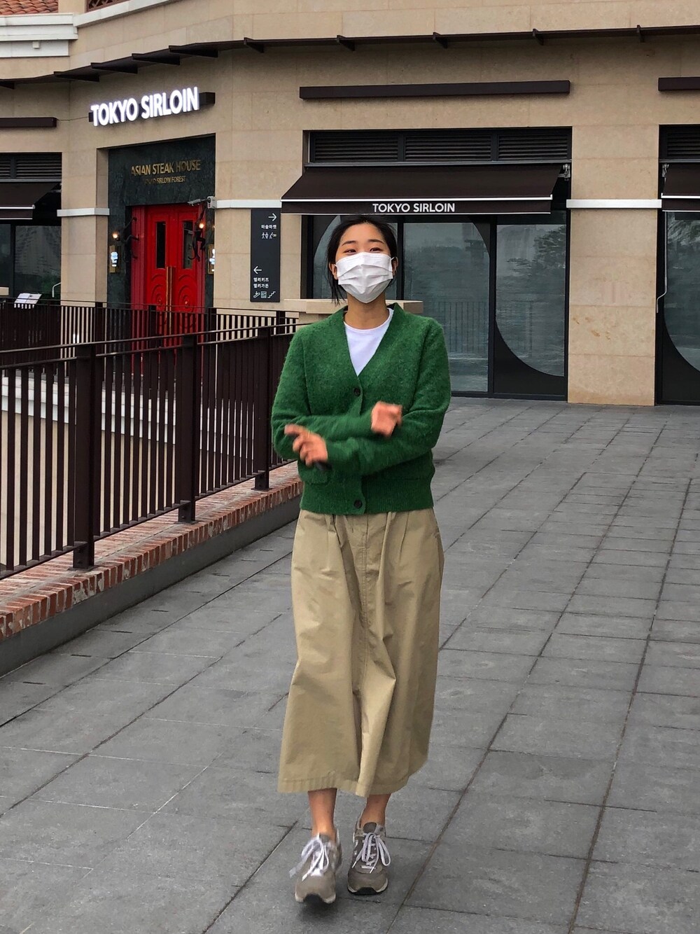 「New Balance、korea、korea style、korean fashion、seoul、suwon」｜「Arketのアイテム（カーディガン/ボレロ、グリーン系）」を使った、suyeon  @suyeonnnneさん（レディース・160cm）の秋コーディネートの1枚目の写真
