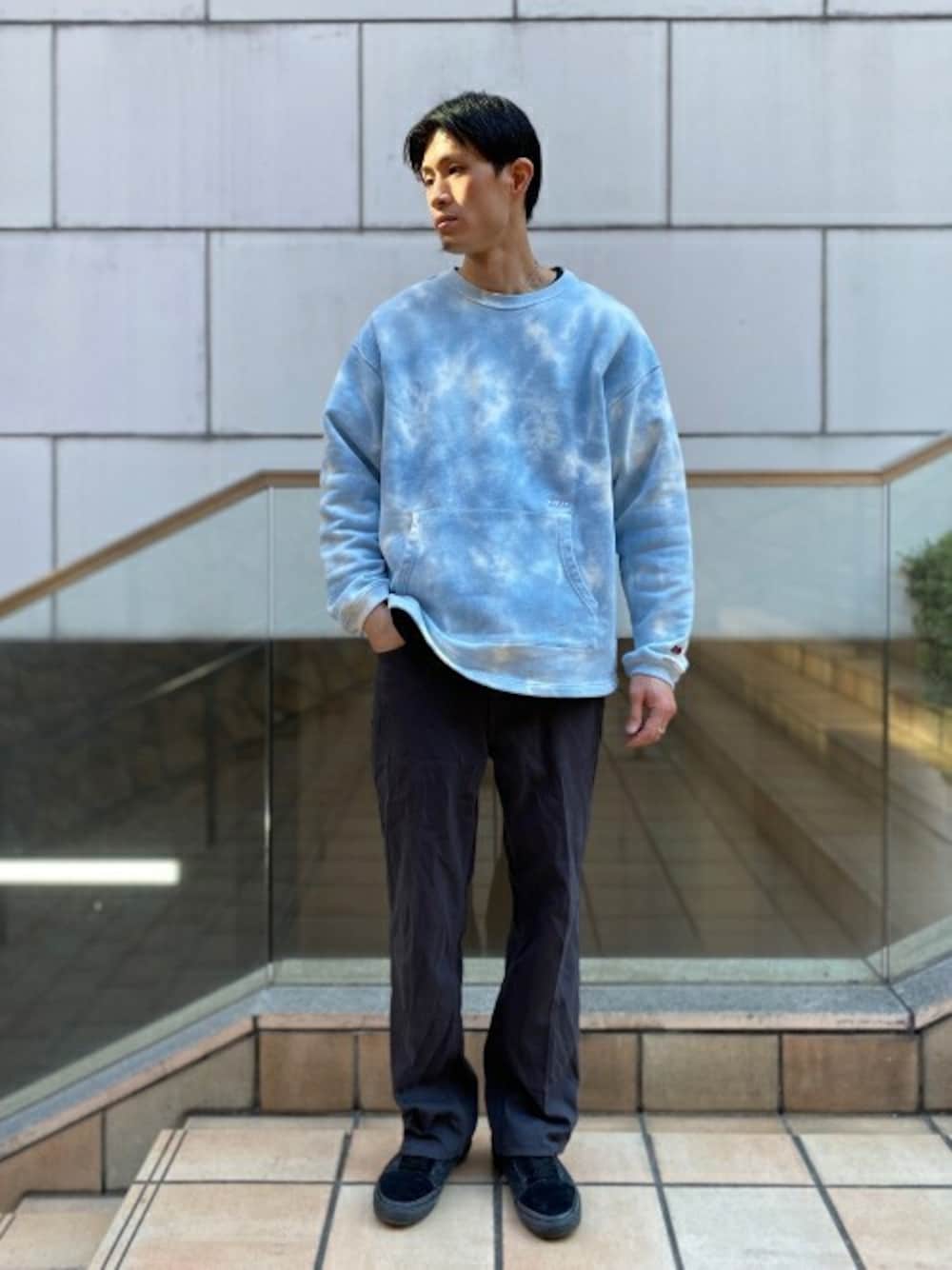 「VANS、シンプル、タイダイ柄、大人カジュアル、大人コーデ、シンプルコーデ、EDIFICE、オトナカジュアル、417 EDIFICE、WEARセンバツ」｜「FRUIT OF THE LOOMの【FRUITS OF THE LOOM / フルーツ・オブ・ザ・ルーム】×フタバフルーツ タイダイ スウェットクルーネック（スウェット、ブルー系）」を使った、MITTYさん（メンズ・176cm）の冬コーディネートの1枚目の写真