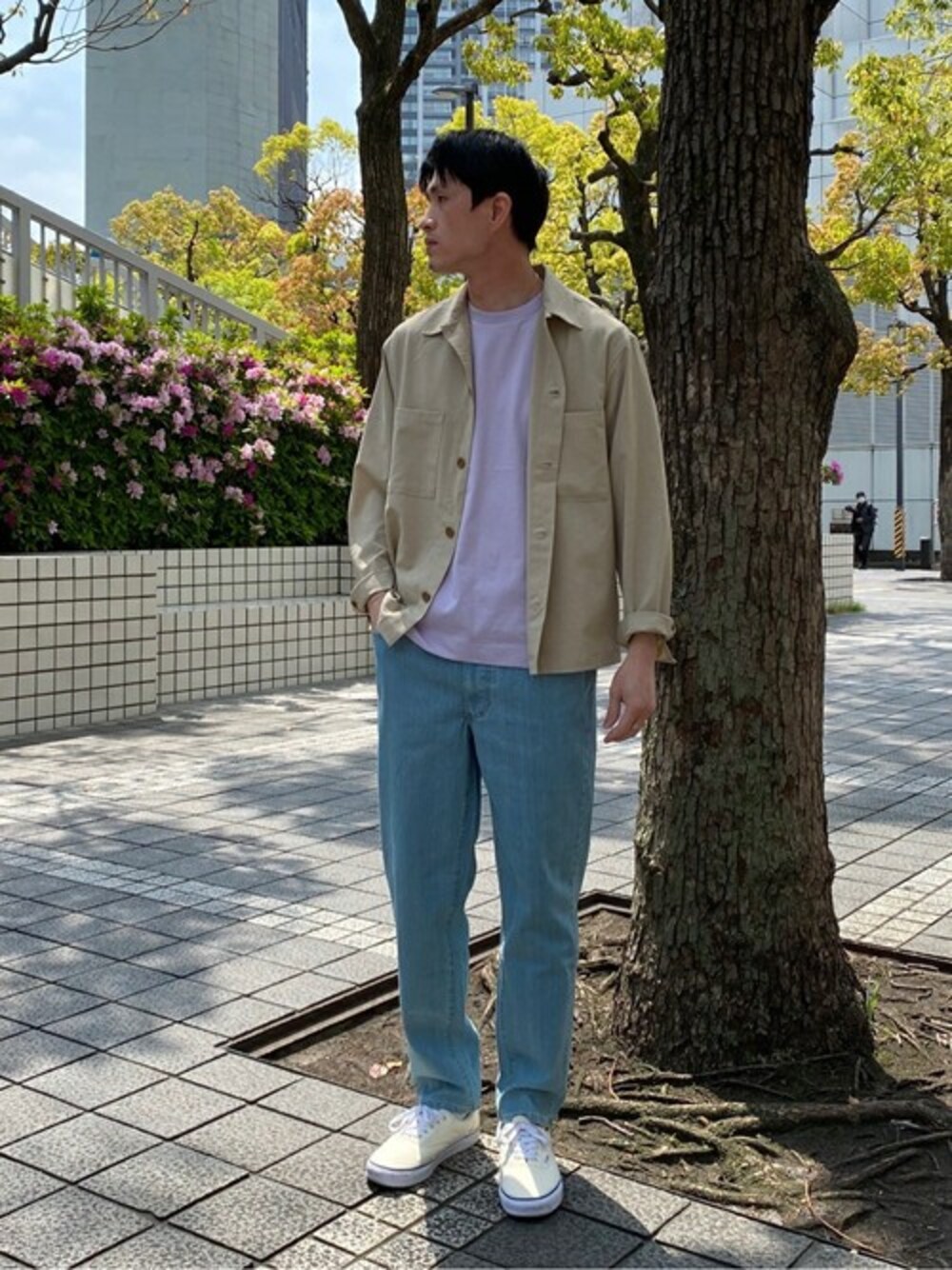 「テーパードパンツ、ブルゾン、デニム、ベージュ、Tシャツ、オーバーサイズ、きれいめカジュアル、シャツスタイル、417 EDIFICE、スタッフセンバツ」｜「417 EDIFICEのドライタッチトロ カバーオール（ブルゾン、ホワイト系）」を使った、MITTYさん（メンズ・176cm）の春コーディネートの1枚目の写真