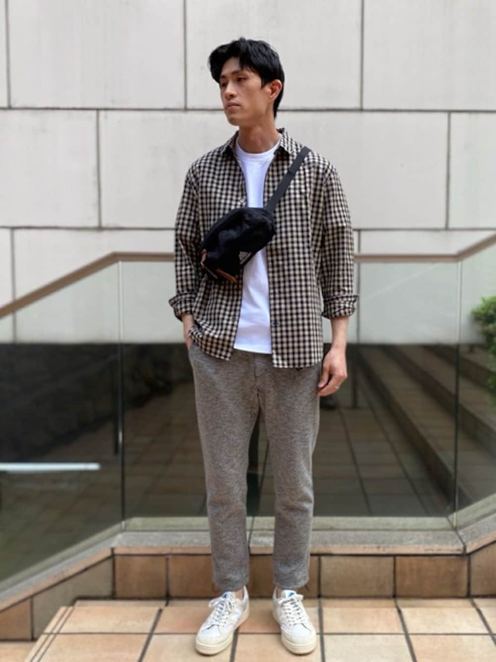 グレー系のスウェットパンツ、ベージュ系のシャツ/ブラウス、ホワイト系のTシャツ/カットソーを着用したメンズの春コーディネートの1枚目の写真
