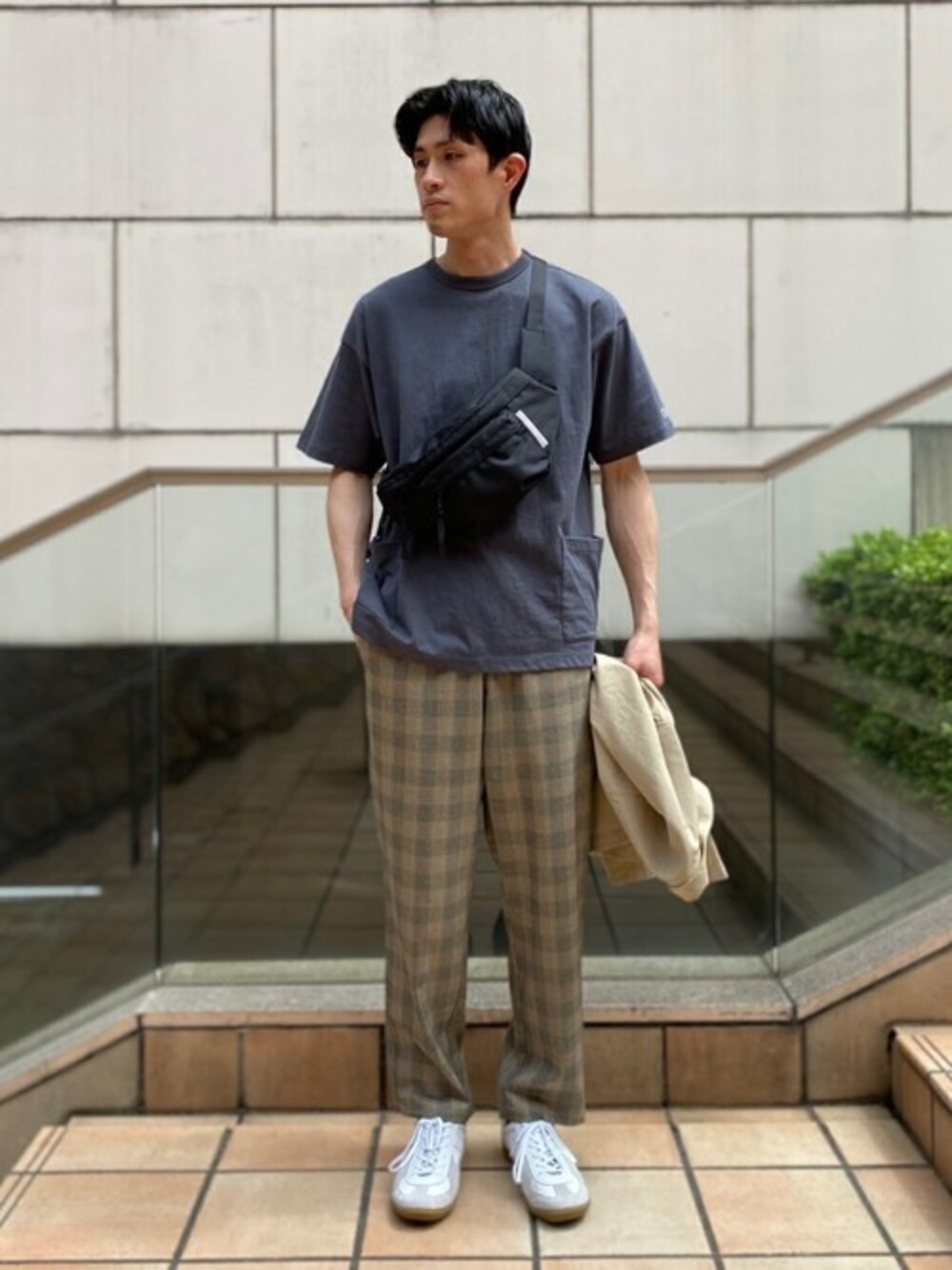 グレー系のTシャツ/カットソー、その他のその他パンツ、ホワイト系のスニーカーを着用したメンズの春コーディネートの1枚目の写真