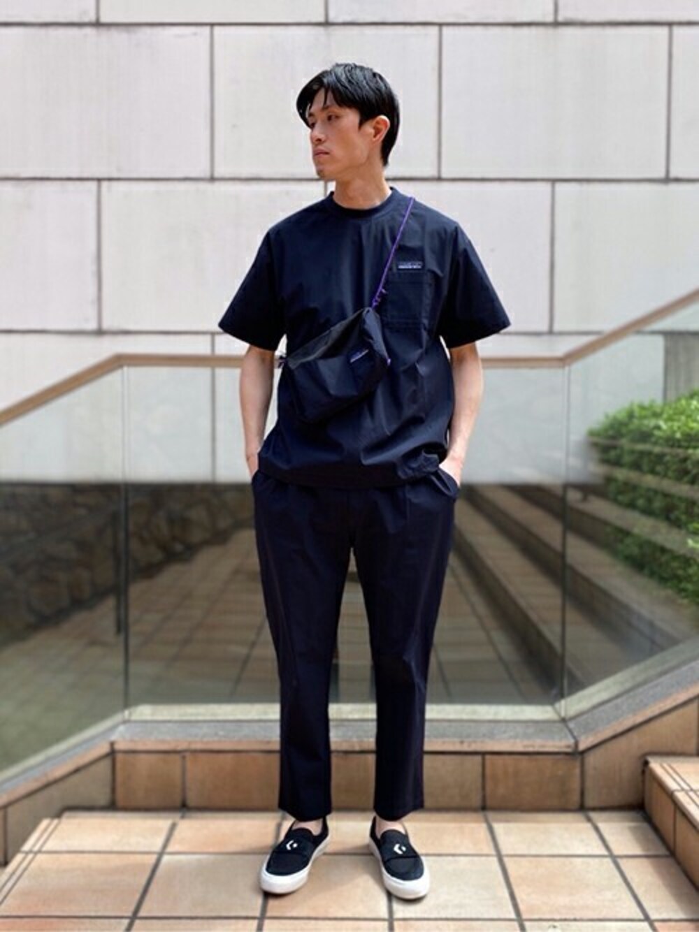 ブルー系のTシャツ/カットソー、ブラック系のスニーカーを着用したメンズの春コーディネートの1枚目の写真
