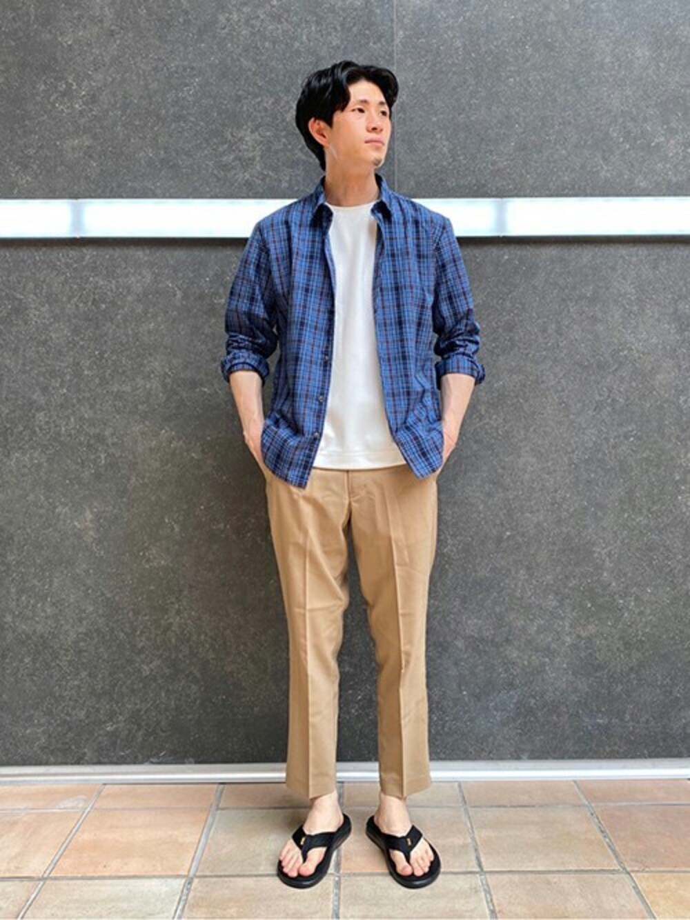 ブルー系のシャツ/ブラウス、ホワイト系のTシャツ/カットソー、ベージュ系のスラックスを着用したメンズの春コーディネートの1枚目の写真