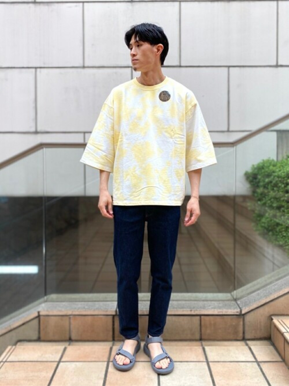 イエロー系のTシャツ/カットソー、ブラック系のその他パンツ、グレー系のサンダルを着用したメンズの夏コーディネートの1枚目の写真