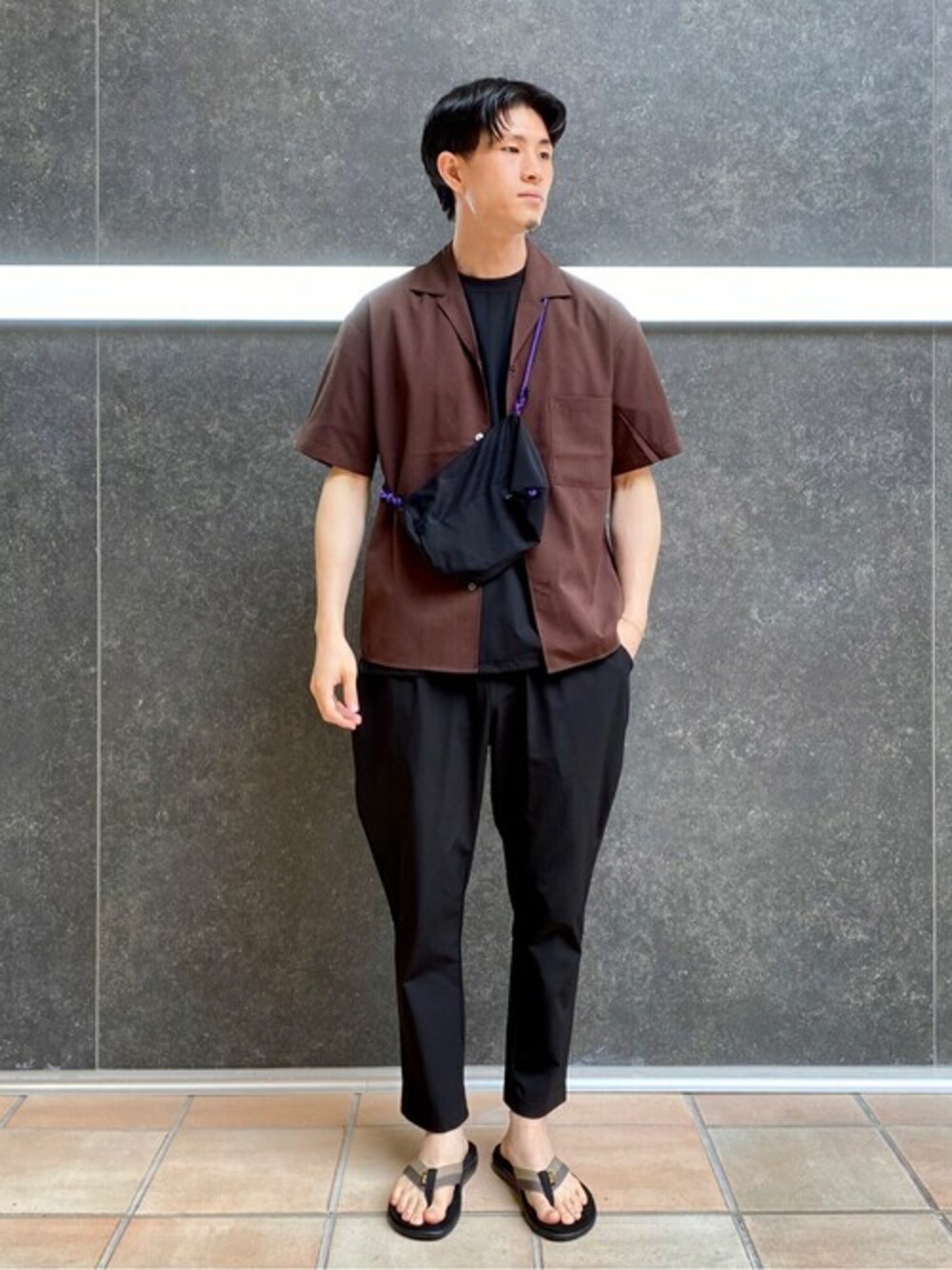 ブラウン系のシャツ/ブラウス、ブラック系のTシャツ/カットソー、その他のサンダルを着用したメンズの夏コーディネートの1枚目の写真