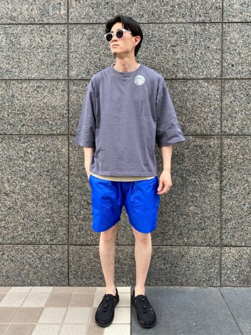 パープル系のTシャツ/カットソー、ベージュ系のタンクトップ、ブルー系のその他パンツを着用したメンズの夏コーディネートの1枚目の写真