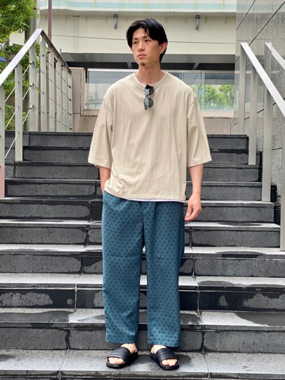 「ビッグシルエット、柄パンツ、Tシャツ、サングラス、オーバーサイズ、休日スタイル、バンダナ、夏コーデ、フルーツオブザルーム、417 EDIFICE」｜「FRUIT OF THE LOOMの◆【FRUITS OF THE LOOM】×フタバフルーツ クルーネック ショートスリーブ TEE（Tシャツ/カットソー、ベージュ系）」を使った、MITTYさん（メンズ・176cm）の夏コーディネートの1枚目の写真