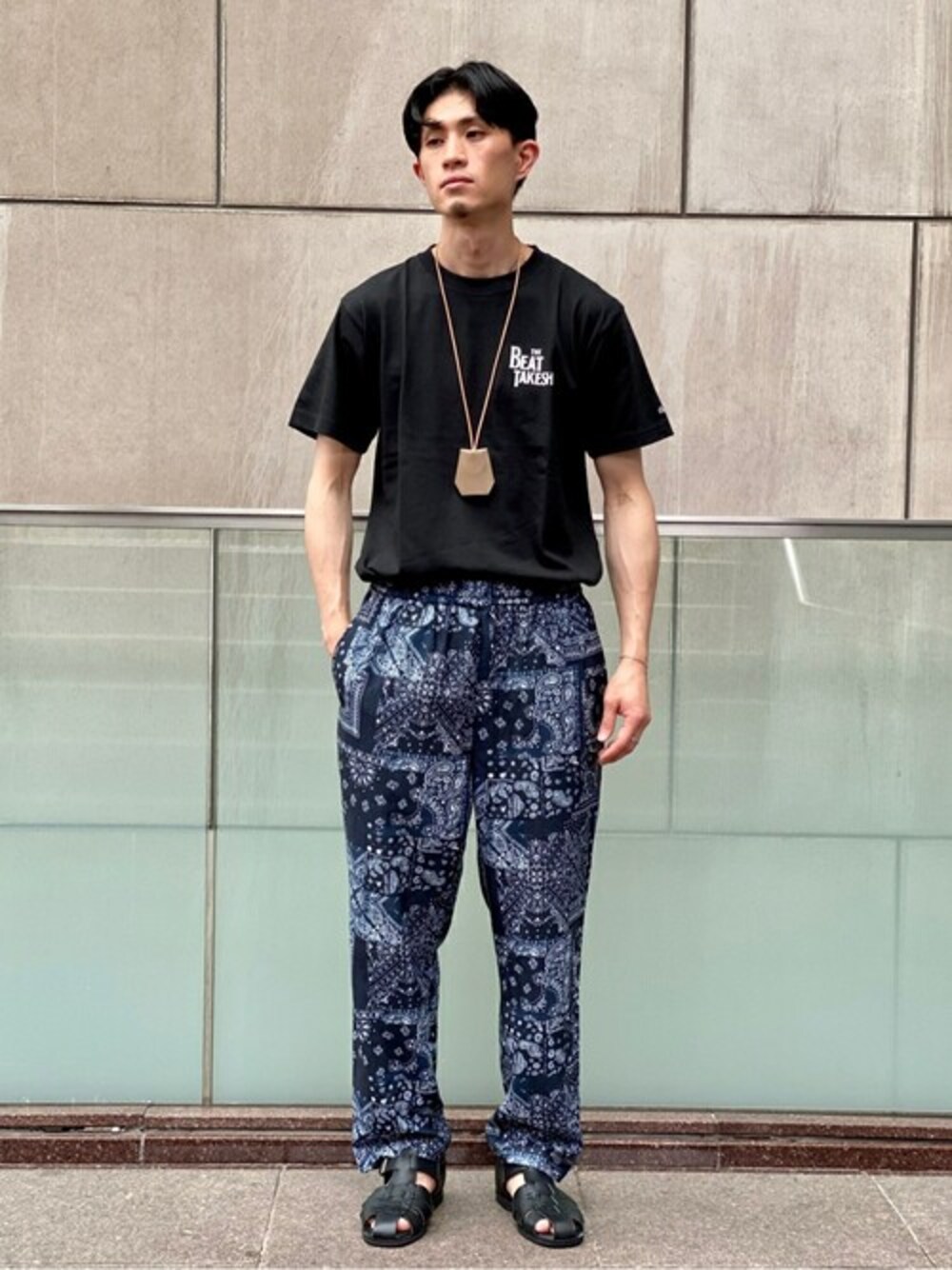 「柄パンツ、ビートルズ、バンダナ、タックイン、プリントT、夏コーデ、グルカサンダル、シェフパンツ、417 EDIFICE、キタノブルー」｜「417 EDIFICEの◆【KITANO BLUE / キタノブルー】 アビーロード デ コマネチ TEE（Tシャツ/カットソー、ブラック系）」を使った、MITTYさん（メンズ・176cm）の夏コーディネートの1枚目の写真