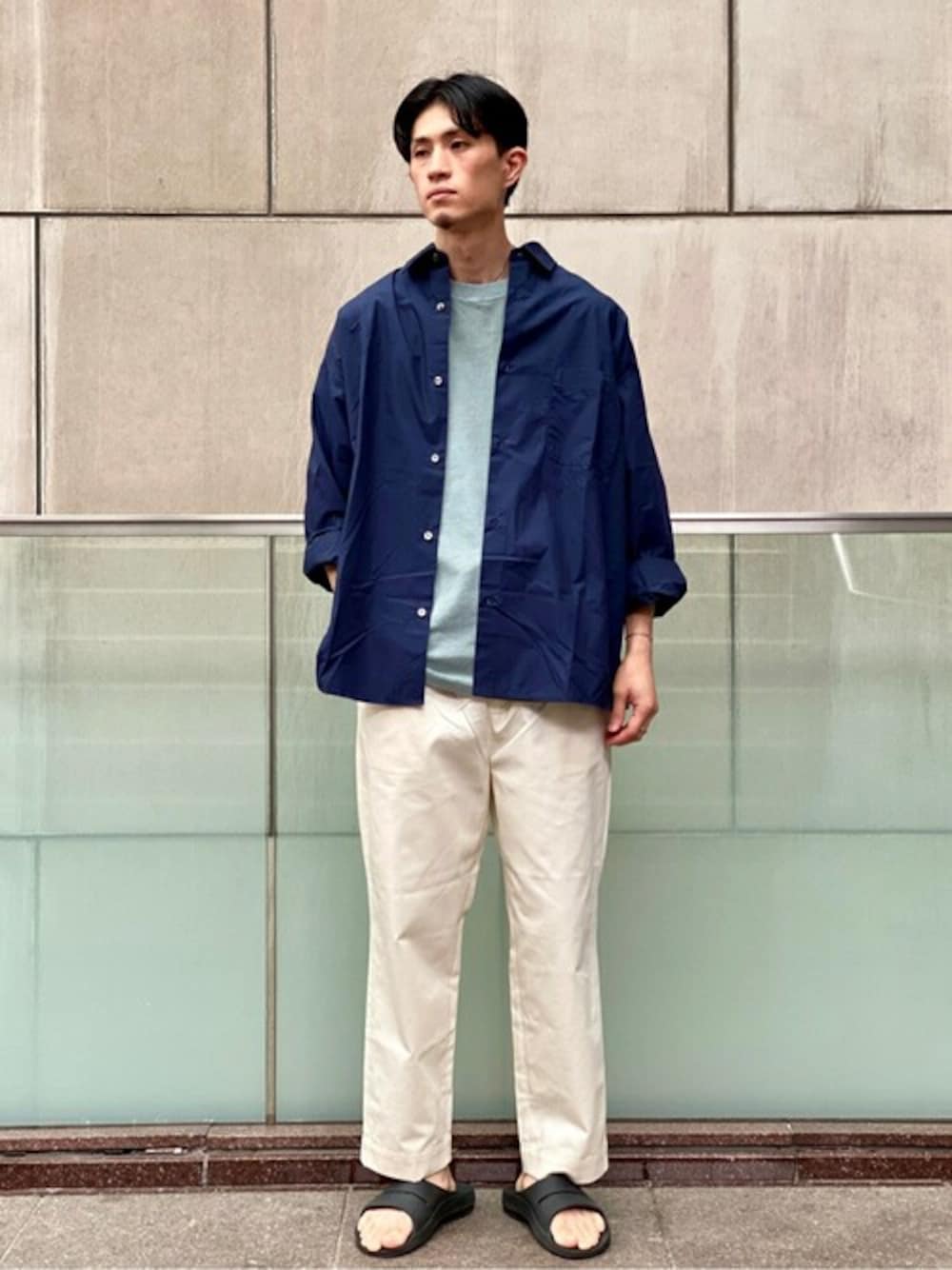 ブルー系のシャツ/ブラウス、ホワイト系のその他パンツ、ベージュ系のTシャツ/カットソーを着用したメンズの夏コーディネートの1枚目の写真