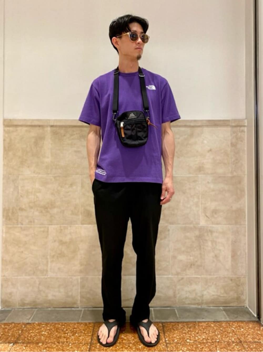 パープル系のTシャツ/カットソー、ブラック系のその他パンツ、ブラック系のショルダーバッグを着用したメンズの夏コーディネートの1枚目の写真