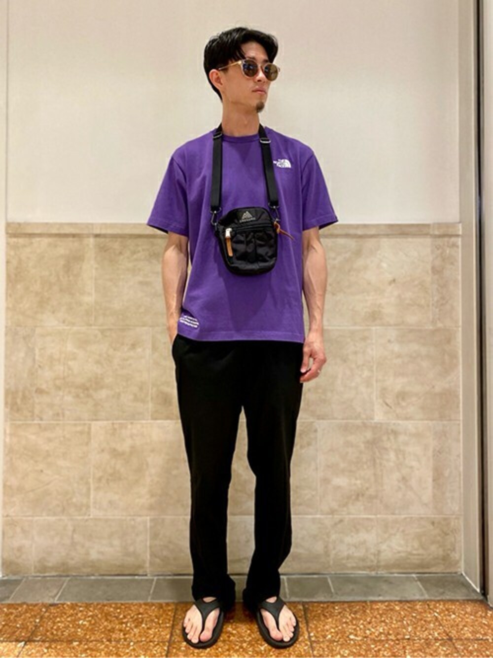 「ロゴT、夏、Tシャツ、バッグ、サングラス、大人カジュアル、THE NORTH FACE、大人コーデ、夏コーデ、417 EDIFICE」｜「THE NORTH FACEの【THE NORTH FACE / ザ ノースフェイス】 S/S TESTED PROVEN TEE（Tシャツ/カットソー、パープル系）」を使った、MITTYさん（メンズ・176cm）の夏コーディネートの1枚目の写真