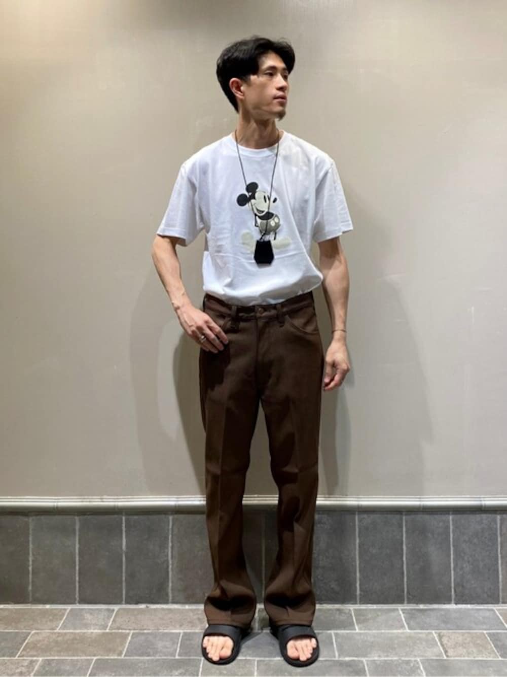 「ラングラー、クロシェット、ミッキーT、ランチャーパンツ、417 EDIFICE」｜「Wranglerの【WRANGLER/ラングラー】 WRANCHER JEAN（その他パンツ、ブラウン系）」を使った、MITTYさん（メンズ・176cm）の秋コーディネートの1枚目の写真