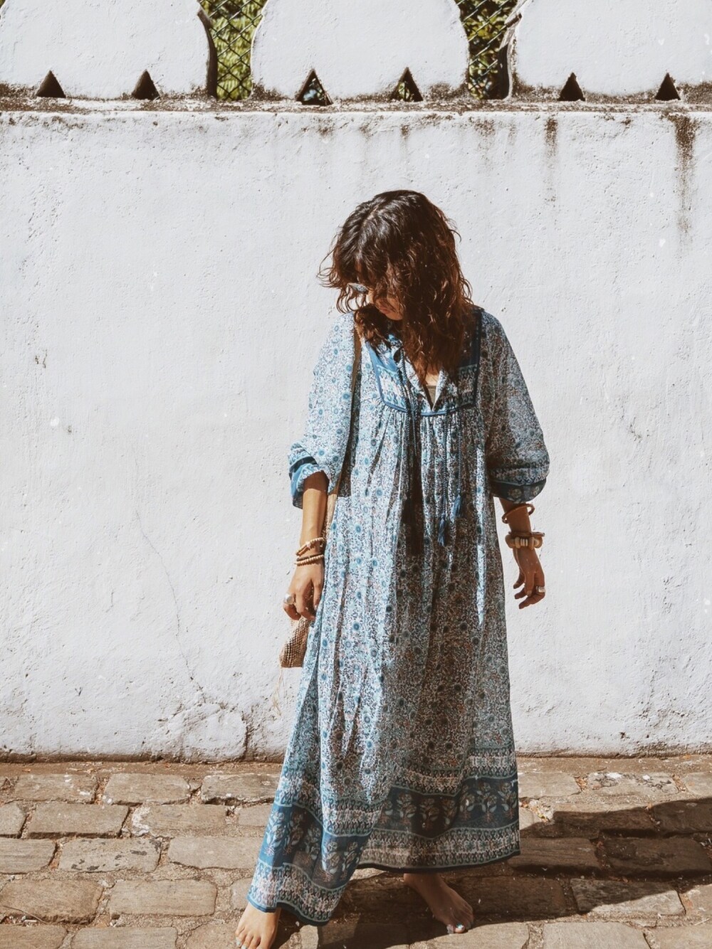 ブルー系のワンピースを着用したレディースの春コーディネートの1枚目の写真