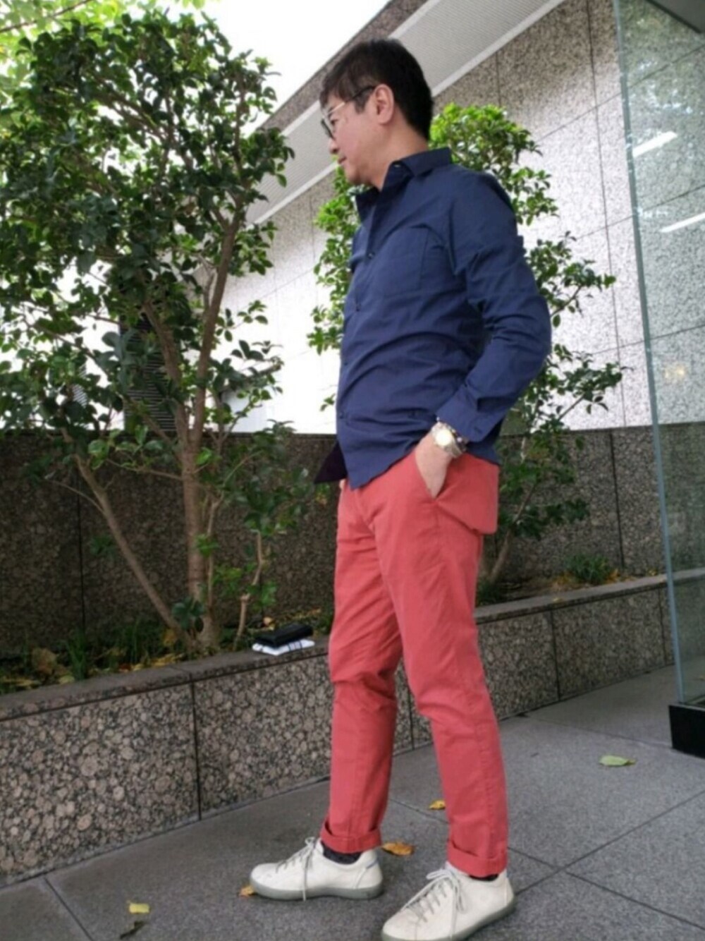 「靴下チラ見せ、ロレックス、ミスマッチ、おやじコーデ、オトナカジュアル、CAMPER、A.P.C.、白スニーカー、赤パンツ、紺×白×赤」｜「ROLEXのOyster perpetual datejust（アナログ腕時計、ゴールド系）」を使った、 LA LA LA-MENさん（メンズ・182cm）の夏コーディネートの1枚目の写真