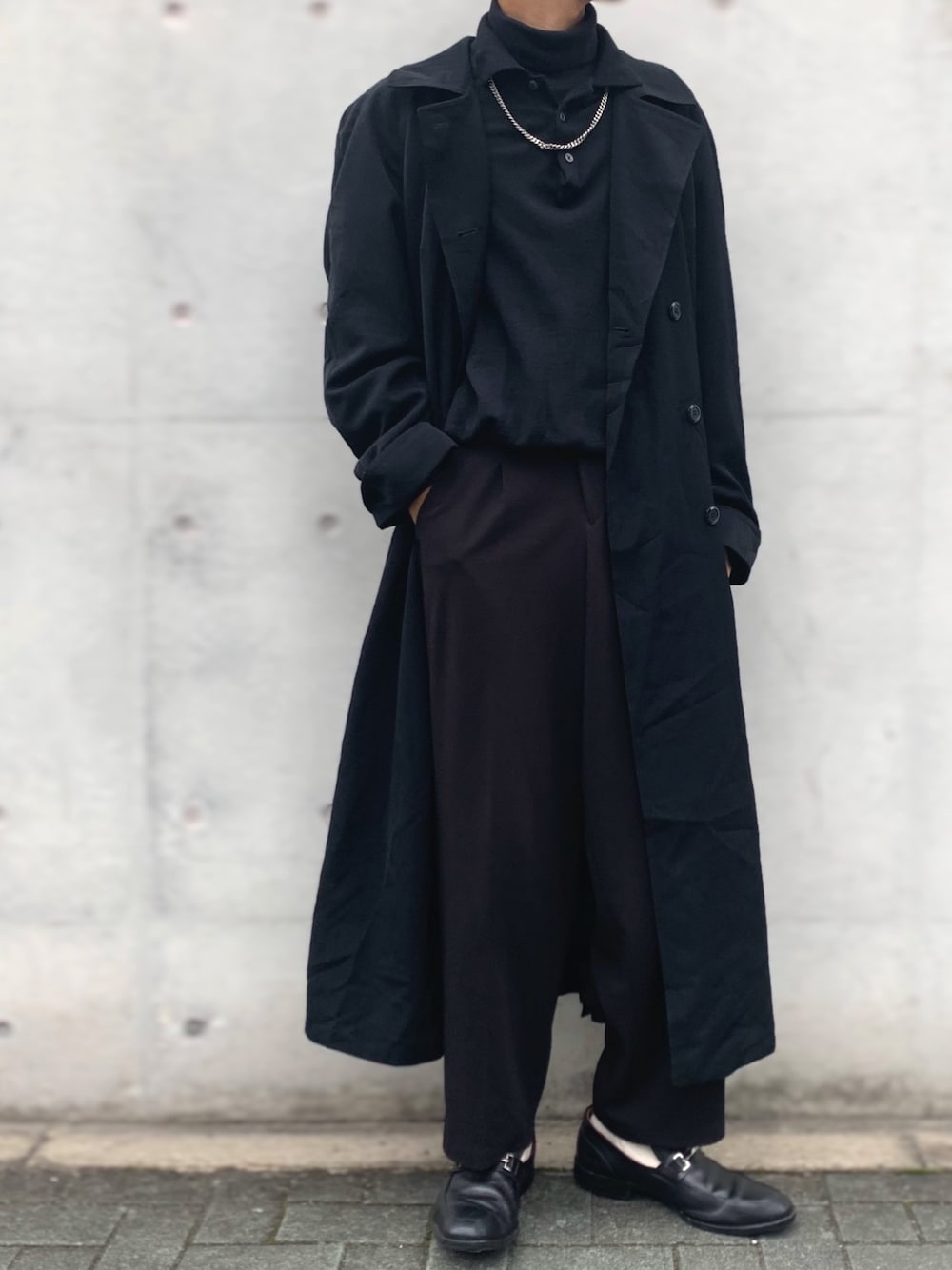 「トレンチコート、オールブラック、ワントーンコーデ、UNIQLO、モード、モード系、古着、おしゃれさんと繋がりたい」｜「galleryのアイテム（トレンチコート、ブラック系）」を使った、ゆーたさん（メンズ・171cm）の秋コーディネートの1枚目の写真