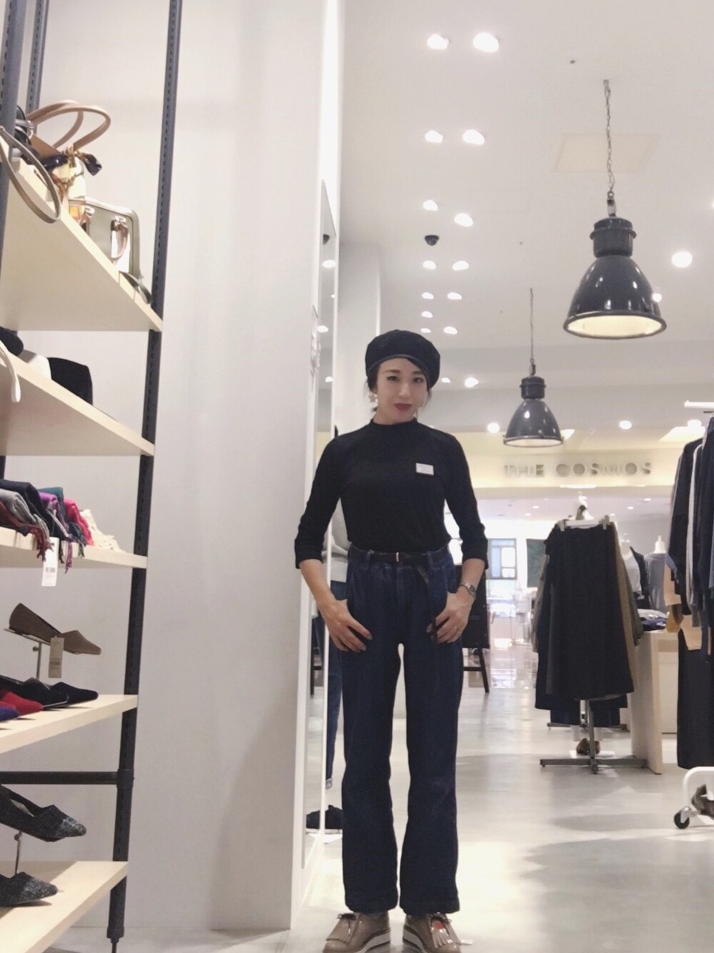 「パンツスタイル、プチプラ、大人カジュアル、オトナ女子、デニム、モノトーン、アパレルスタッフ、アパレル店員、アメリカンホリック」｜「AMERICAN HOLICの・テレコハイネック7分袖（Tシャツ/カットソー、ブラック系）」を使った、Asami Shigetaさん（レディース・158cm）の秋コーディネートの1枚目の写真