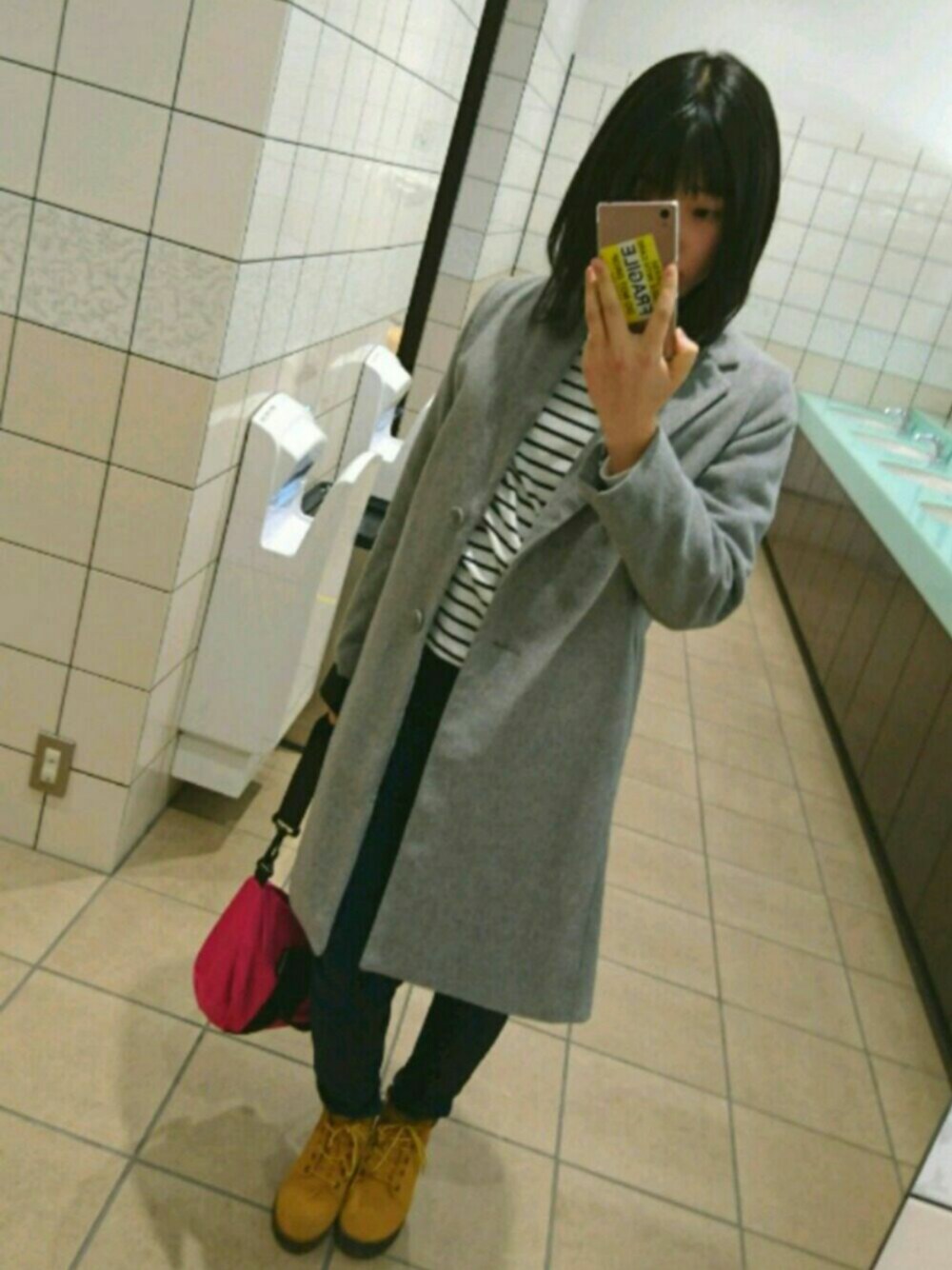 「チェスターコート、春コーデ、シンプル、カジュアル、東北の春」｜「UNIQLOのアイテム（その他パンツ、ブラック系）」を使った、Wakaさん（レディース・160cm）の春コーディネートの1枚目の写真