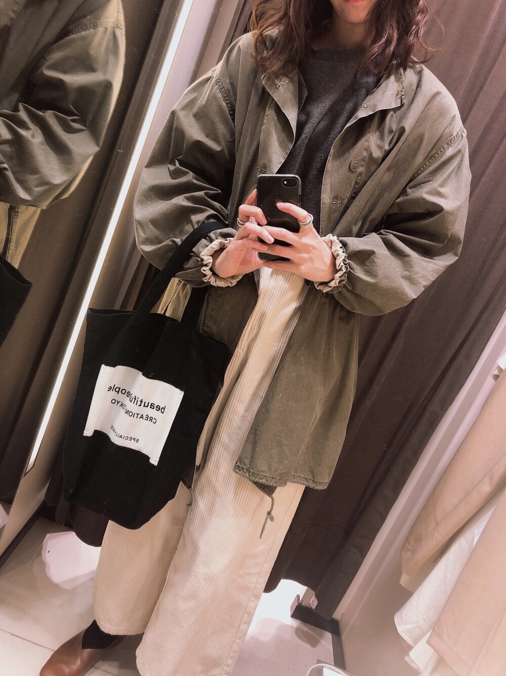 グリーン系のミリタリージャケット、ブラウン系のバレエシューズ、シルバー系のリングを着用したレディースの冬コーディネートの1枚目の写真