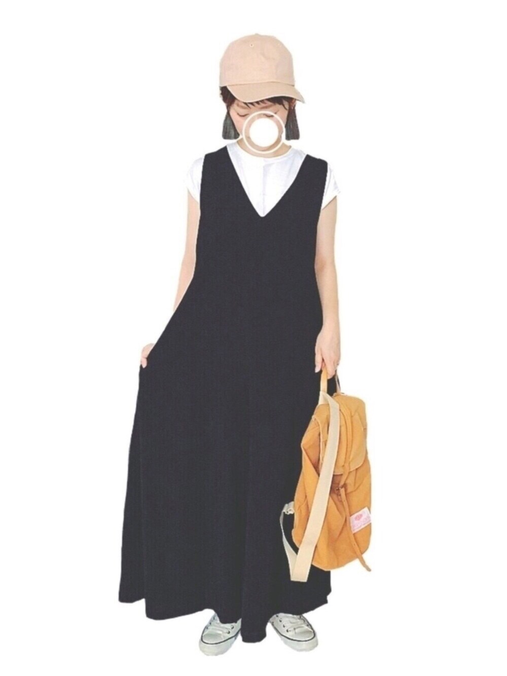 ホワイト系のTシャツ/カットソー、ブラック系のつなぎ/オールインワン、ゴールド系のバックパック/リュックを着用したレディースの夏コーディネートの1枚目の写真