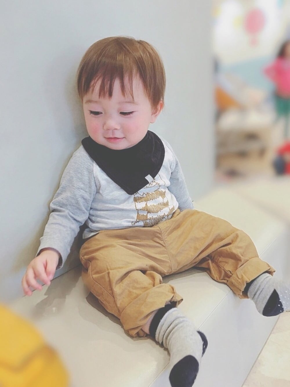 「1歳半、男の子、チノパン、カレー、キッズファッション、春コーデ、休日スタイル、ワイドパンツ、ロンT、ピクニック」｜「JIPPONのラグランカットソー  Ｃｕｒｒｙくん (80～140cm)（Tシャツ/カットソー、グレー系）」を使った、Chii🌈さん（キッズ・80cm）の春コーディネートの1枚目の写真