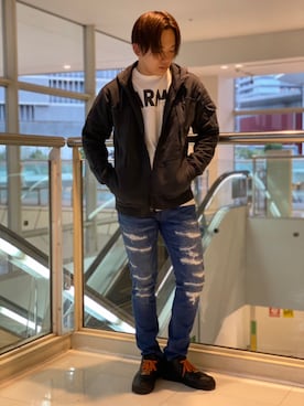 「タクティカル」｜「アイテム（デニムパンツ）」を使った、れーやさん（メンズ・176cm）の秋コーディネート